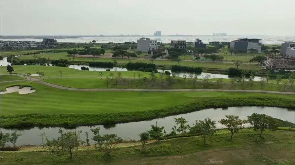 Lapangan golf dan laut terlihat dari area The Chopin Signature, Golf Island